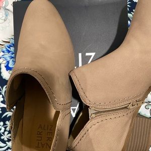 Naturalizer 7.5 shoes wide range booties